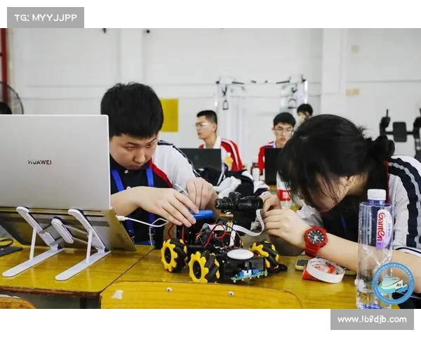 奥运健儿在机器人搏击赛中力克人工智能专业学生 展现超凡实力